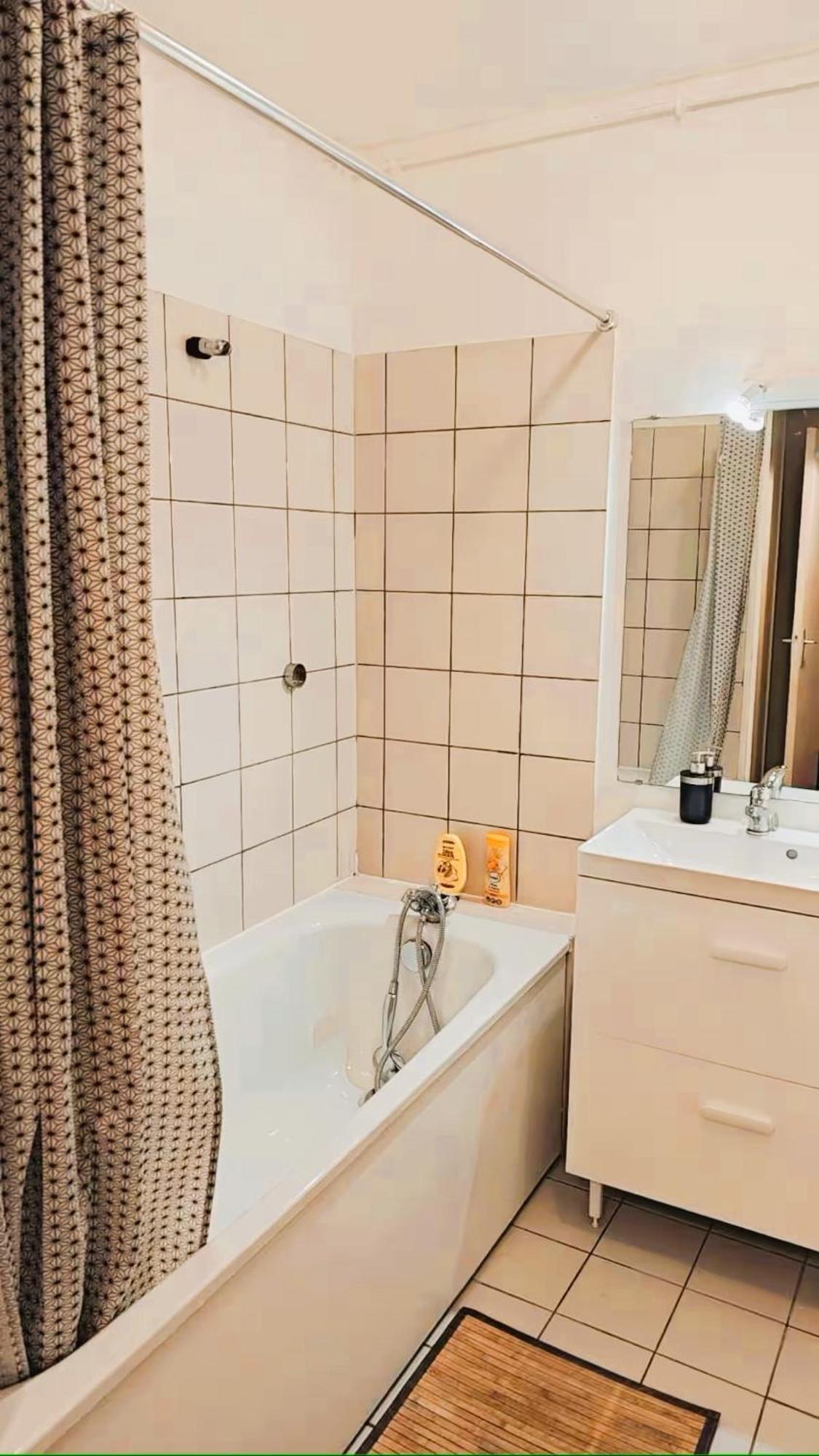 Mini-Studio Avec Kitchenette Ou Chambre Confort Avec Frigo Et Tv - Parking En Option Sur Resa ! Chaville Exterior photo